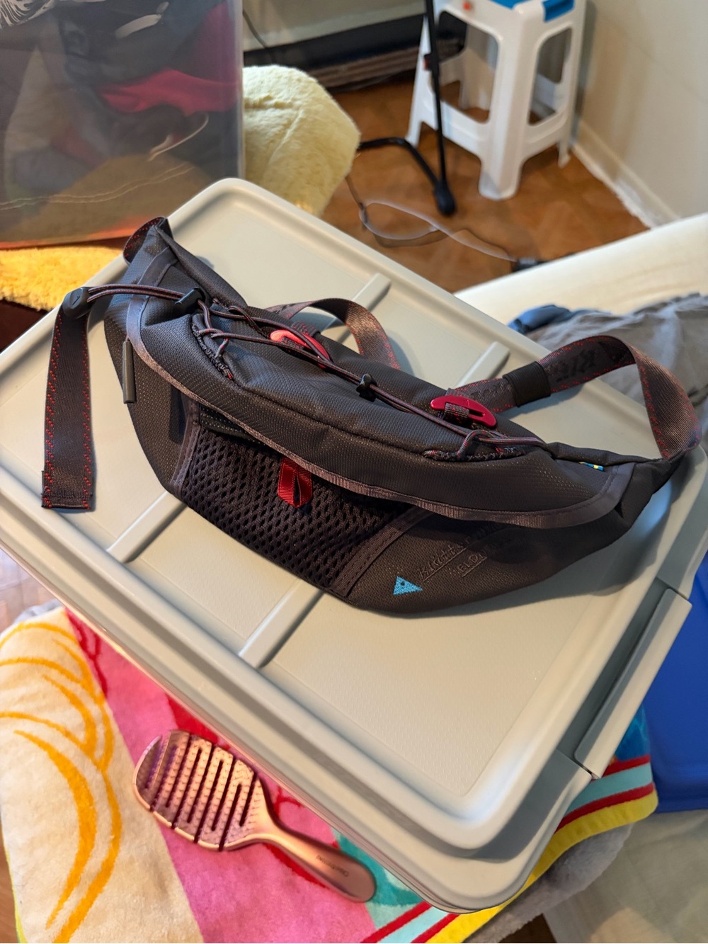 Klattermusen Men Adjustable Technical Hiking Running Travel Belt Bag Grey/Red